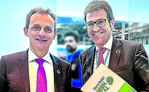 El ministro en funciones Pedro Duque y Gorka Urtaran, este lunes en Madrid. 