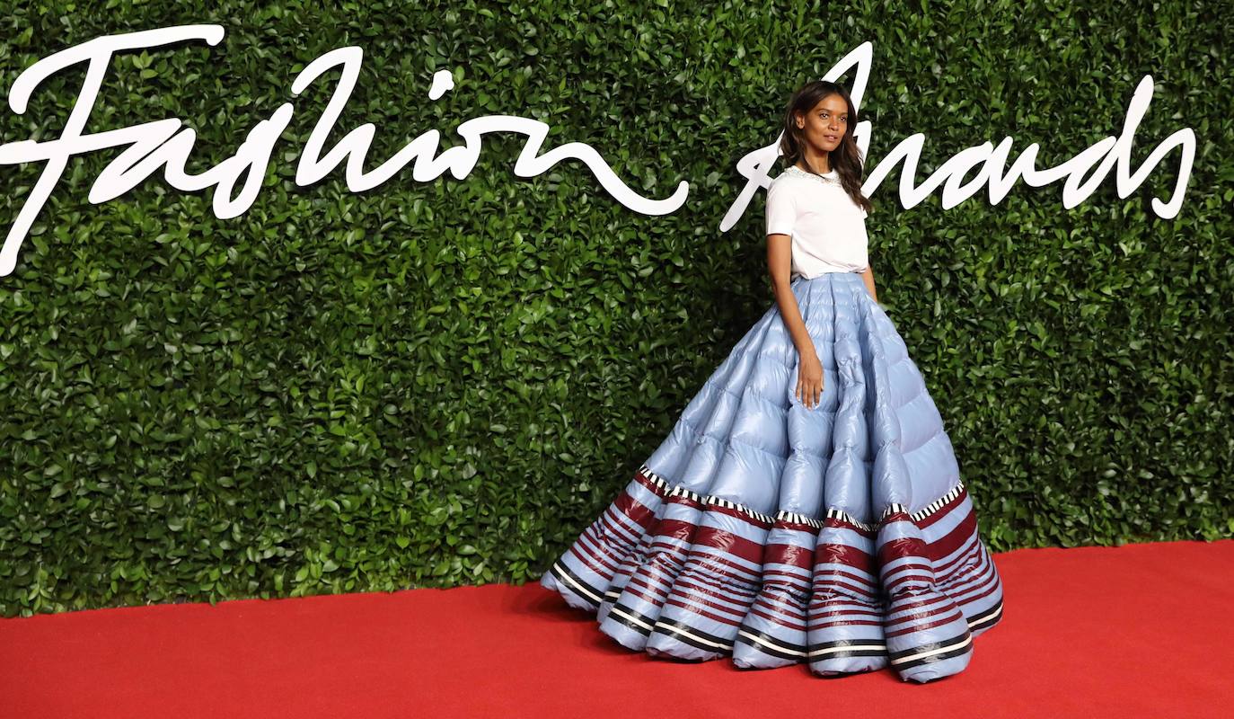 La modelo Liya Kebede eligió para la ocasión una llamativa falda de plumífero de Pierpaolo Piccioli para Moncler.