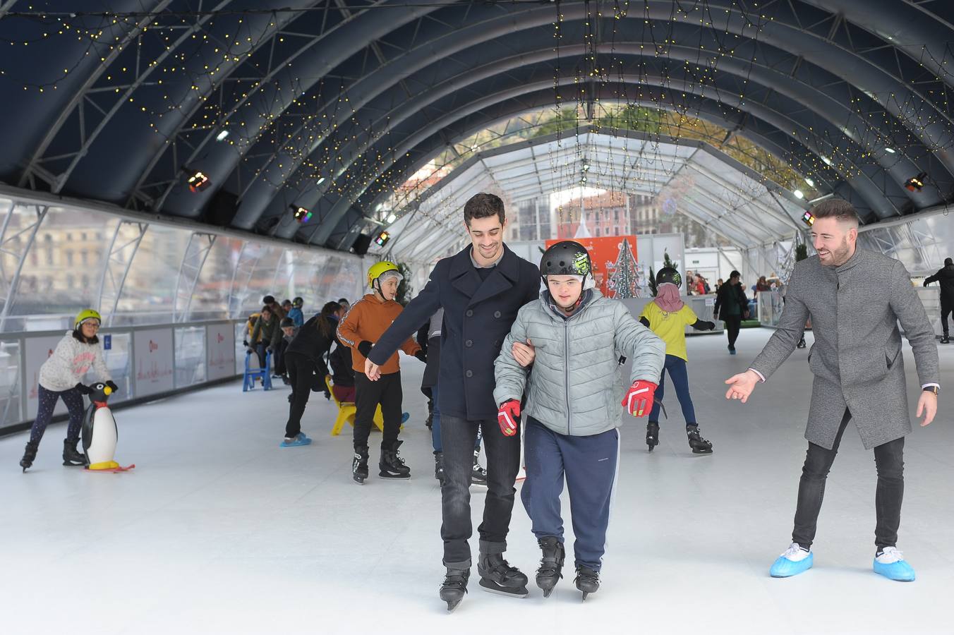 Fotos: Iniciativa solidaria de Javier Fernández en la pista de hielo de Bilbao