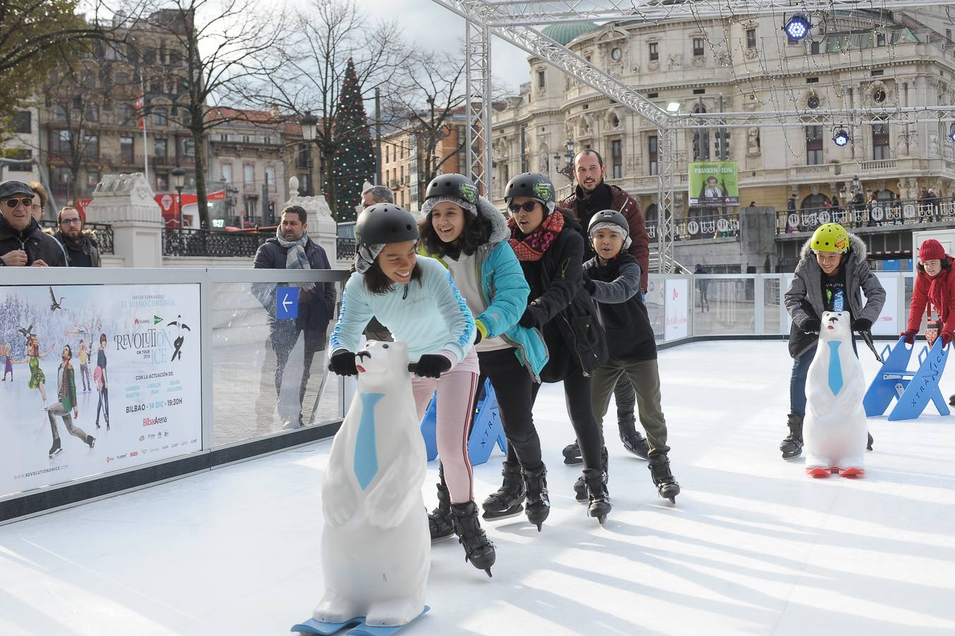 Fotos: Iniciativa solidaria de Javier Fernández en la pista de hielo de Bilbao