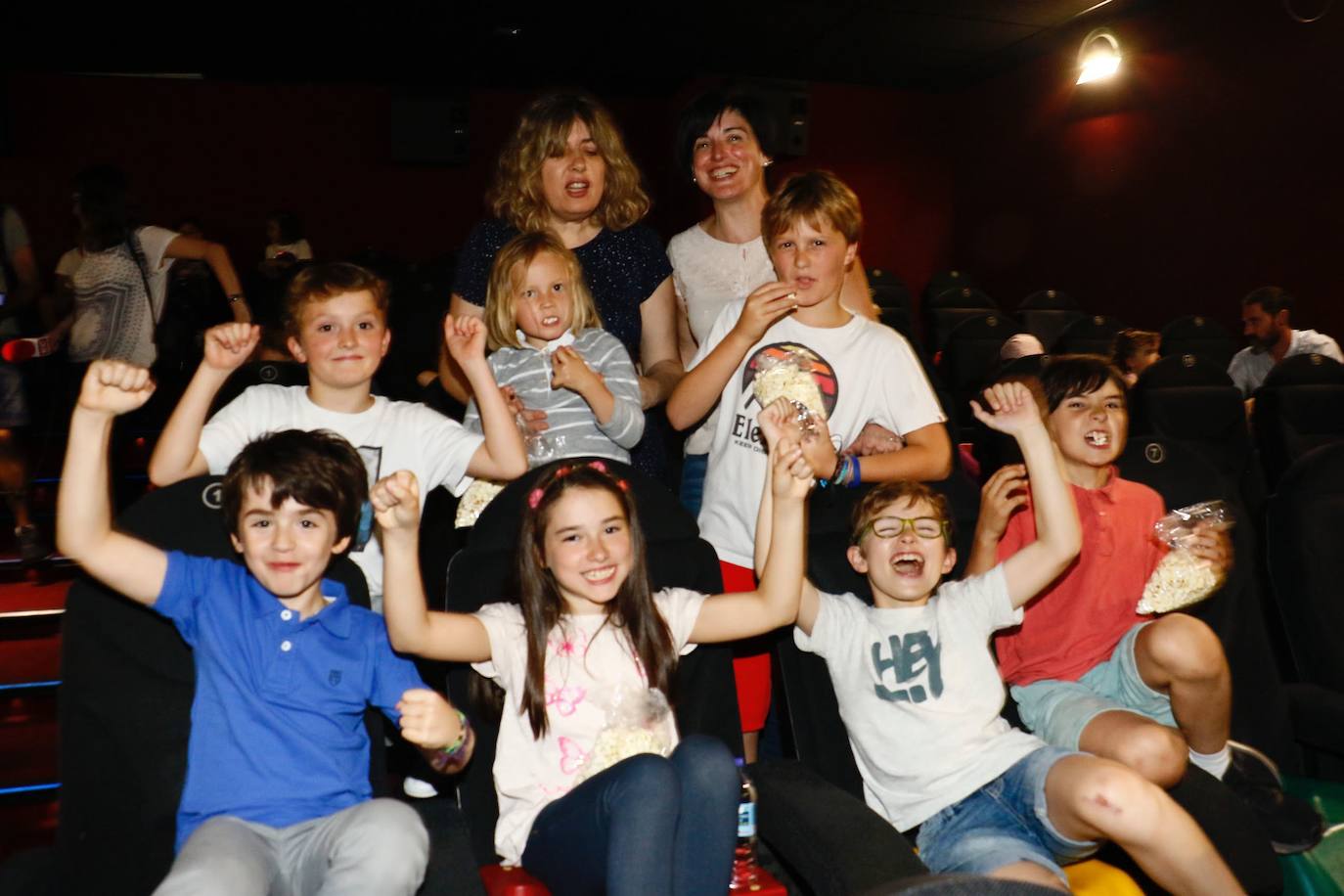 Los niños disfriutan de una película infantil como parte de la celebración. 