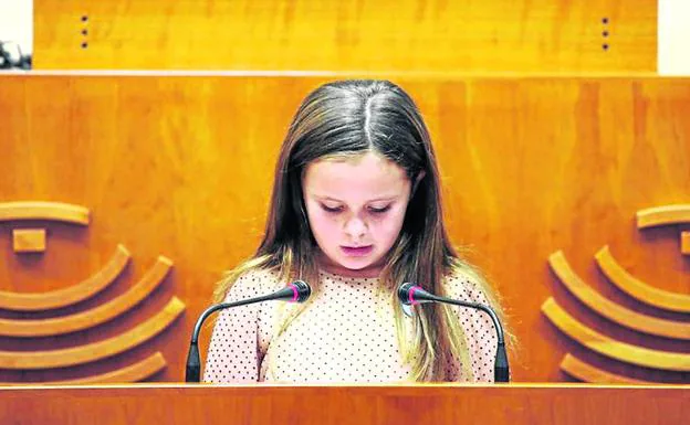 La pequeña Elsa Ramos conmovió al Parlamento extremeño al explicar cómo su entorno había aceptado su condición.