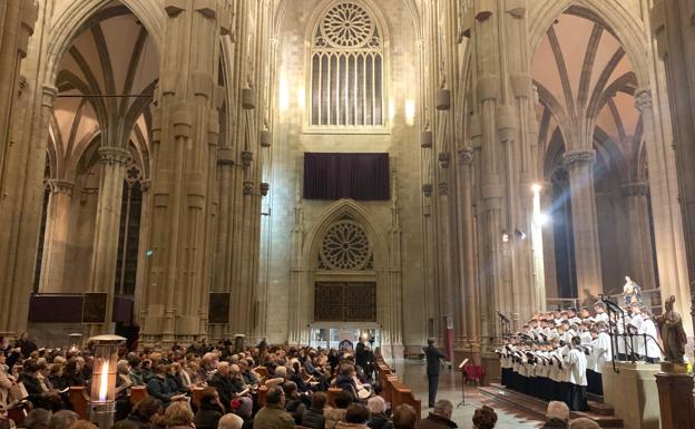 Imagen principal - Tres momentos de la actuación de la Escolanía del Escorial.