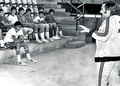 Imagen secundaria 1 - Una exhibición en Campezo con Merino como árbitro que supuso el germen del CD Vasconia y Añua impartiendo en Mendizorroza un curso de entrenador regional. A la derecha, su foto como representante alavés de la Asociación Española de Entrenadores.