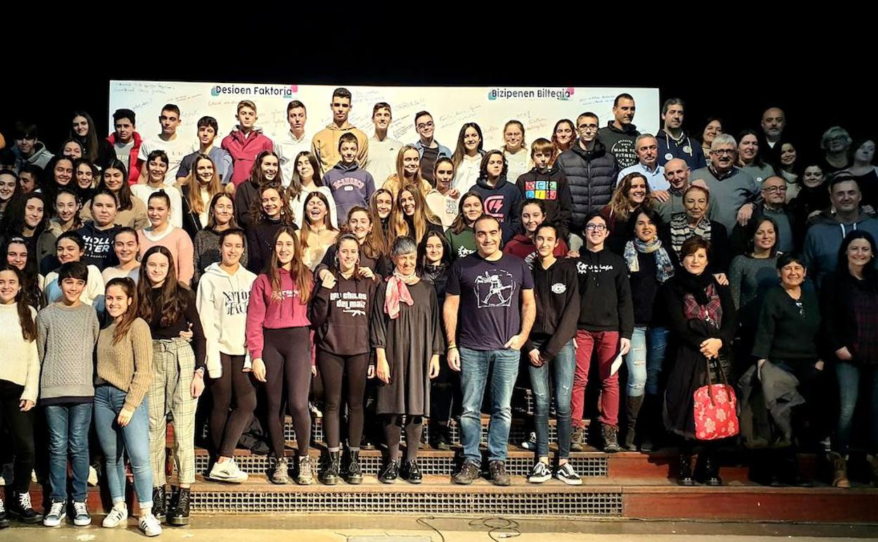 «Etxean, eskolan eta herriko kaleetan euskara entzun nahi dugu»