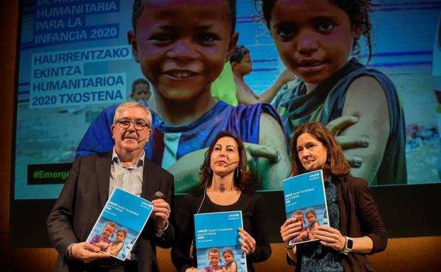 Los dirigentes de UNICEF, Isidro Elezgarai (i), Meritxel Relaño (c), y Blanca Carazo (d), han presentado este miércoles en Bilbao el informe 'Acción humanitaria para la infancia 2020'.