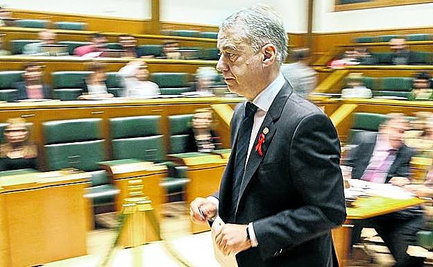 El lehendakari Urkullu se dirige hacia la tribuna del Parlamento.