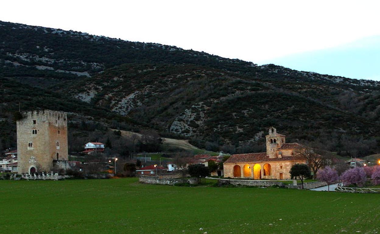 Las luces comienzan a encenderse en el Valdenoceda a medida que se apaga el día. 