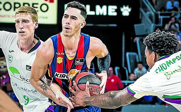 Luca Vildoza trata de mantener el balón en sus manos ante la defensa de Deon Thompson y Alberto Díaz.