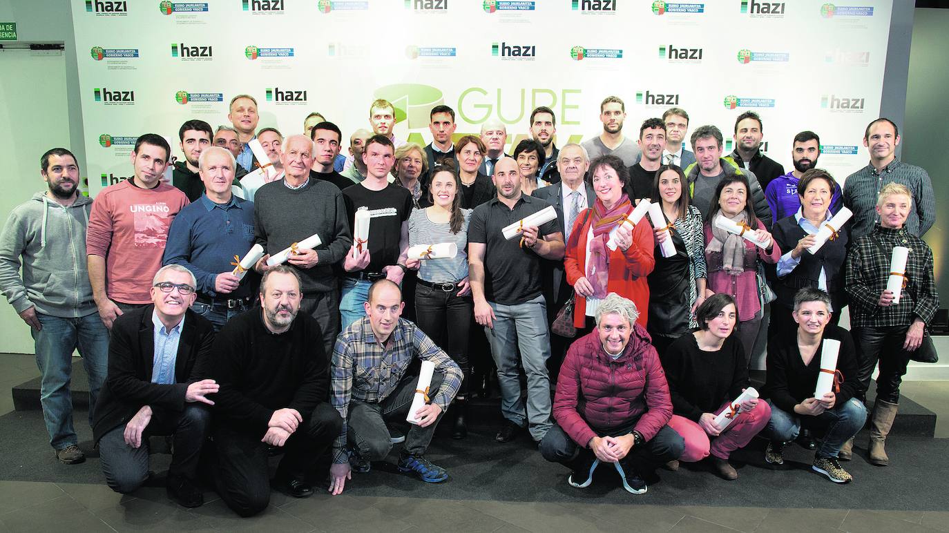 Foto de familia de los representantes de las queserías premiadas y los entregadores de los galardones.