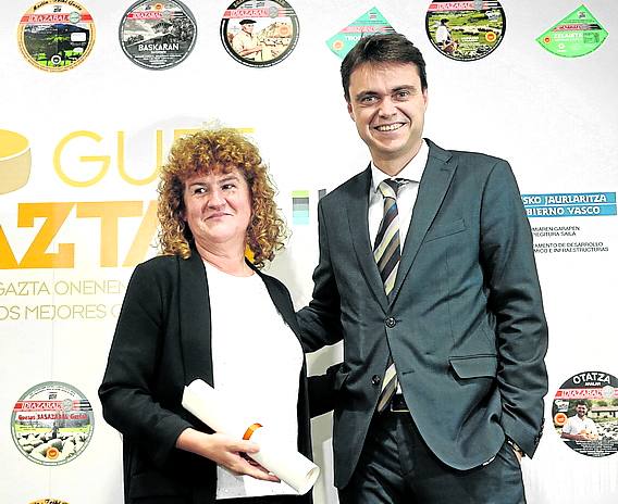 Héctor Sánchez de la Asociación de Hostelería con Lurdes Ramos, de Martin Txiki.