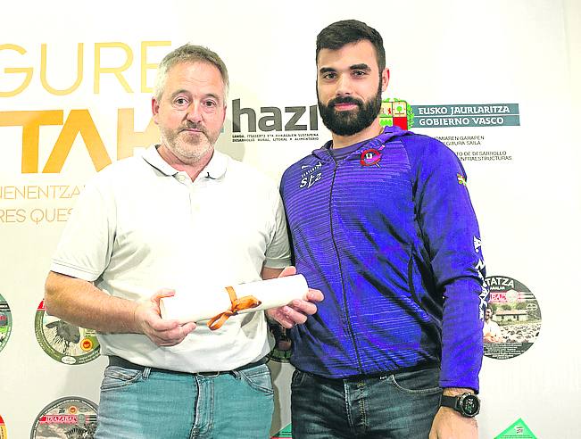 El remero y preparador físico de Santurtzi, Ander Zabala, entregó el galardón a Joseba Otegi (Goine).