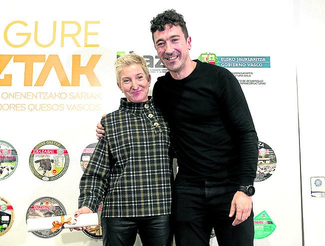 Eneko Atxa junto a Irune Audikana (Quesería Basondo), tras recibir el diploma.