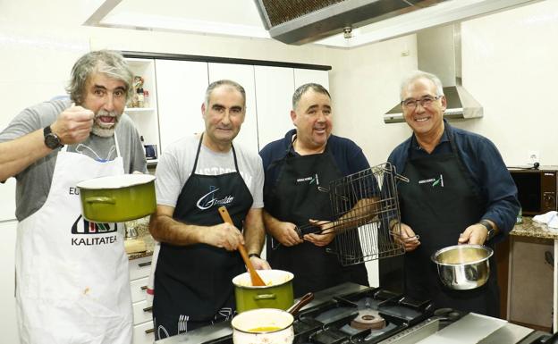 De izquierda a derecha, José Ángel Galarza Aramayona, Ernesto Chávarri, Aitor Iza y Luis Javier Uribe. Sobre estas líneas, Bacalao Artesilla y 'A pleno pulmón', solomillo de vacuno.