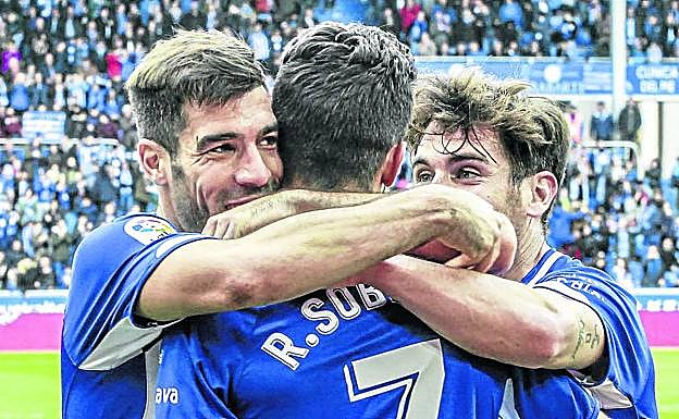 Manu García abraza a Sobrino e Ibai Gómez, cuyos traspasos sirvieron para que el club firmara un nuevo superávit. 