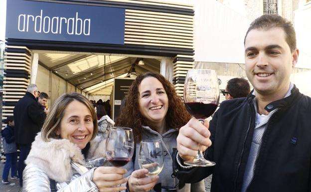 Brindis con vino de Rioja Alavesa en la pasada edición de Ardoraba. 