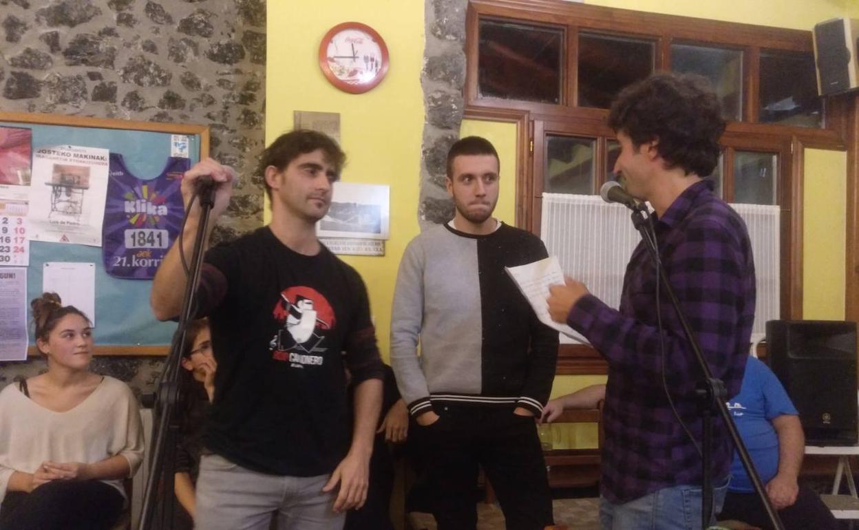 Busturialdeko Bertsolarien Txapelketaren azken finalaurrekoaren momentu bat. 