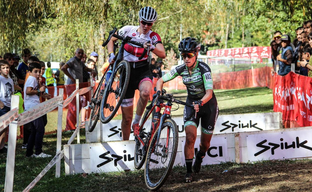 Lucía González, a la derecha, en la prueba de Llodio. 