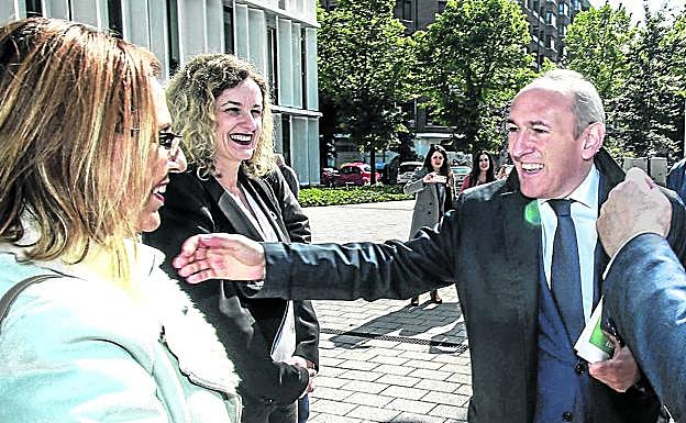 Ramiro González (PNV) saluda a Arantxa Abecia (Podemos) junto a Cristina González (PSE). 