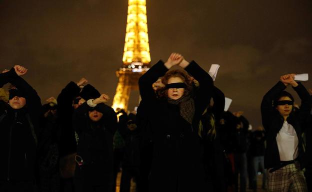 Parisen, Eiffel dorrearen aurrean, kanta indartsu entzun zen.