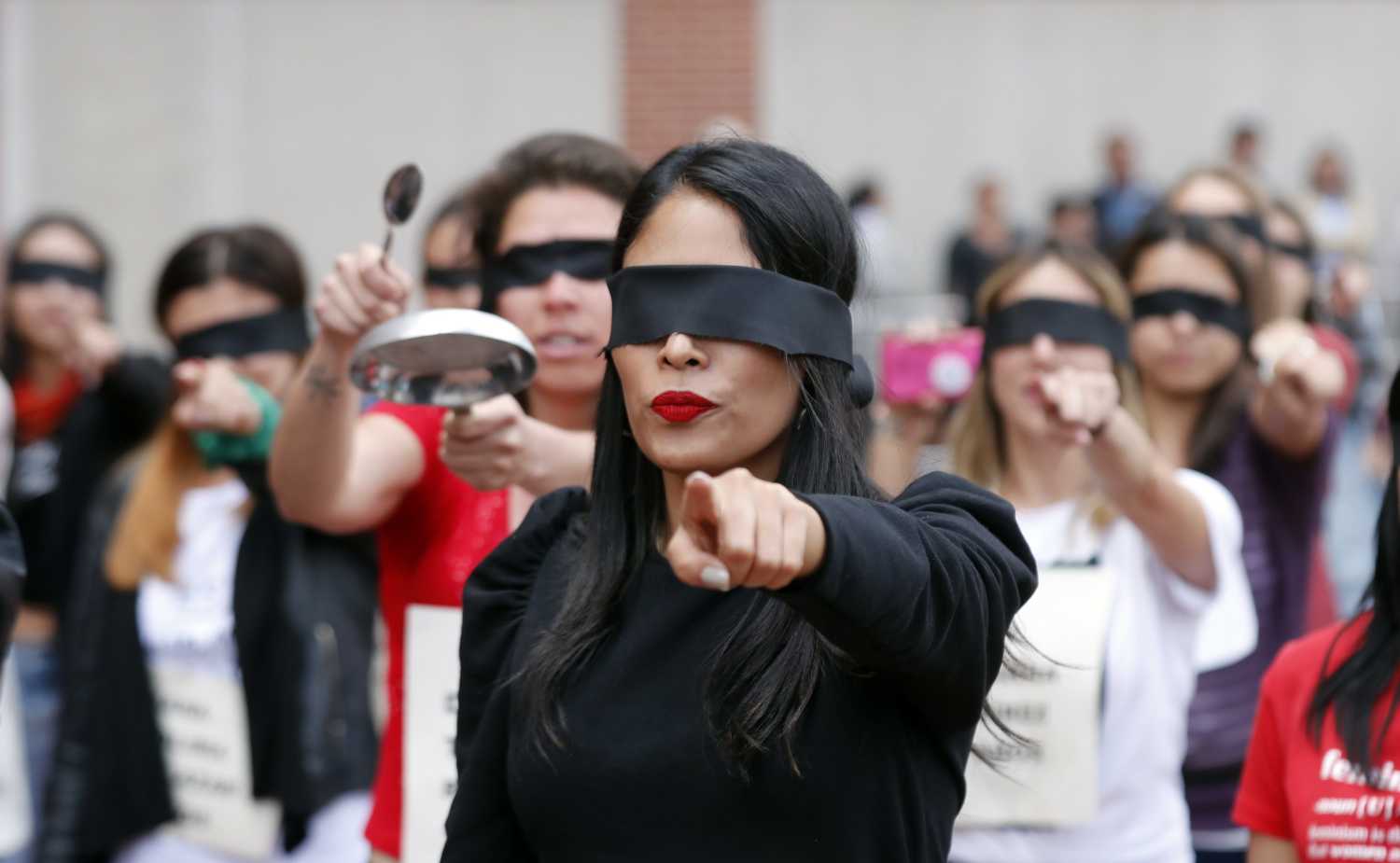 Periodistas colombianas realizan una coreografía "Un violador en tu camino" en Bogotá 