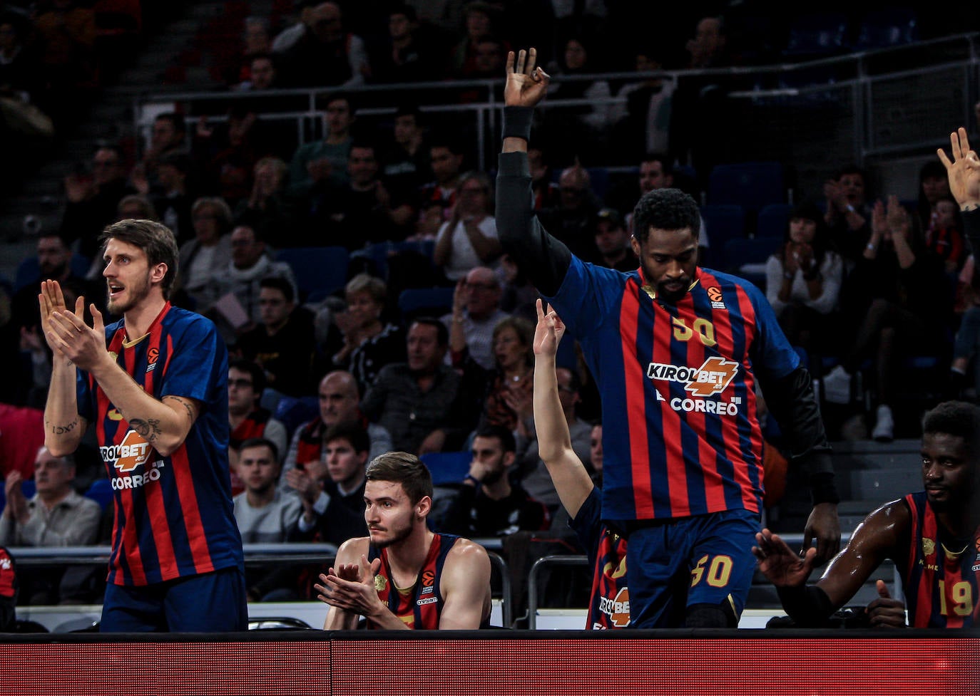 Fotos: Las mejores imágenes del Baskonia - Efes de la Euroliga 2019