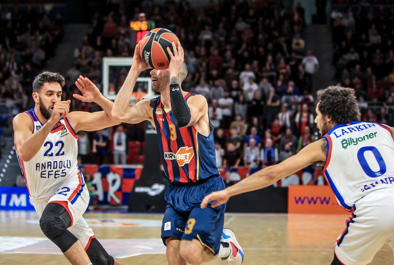 Fotos: Las mejores imágenes del Baskonia - Efes de la Euroliga 2019