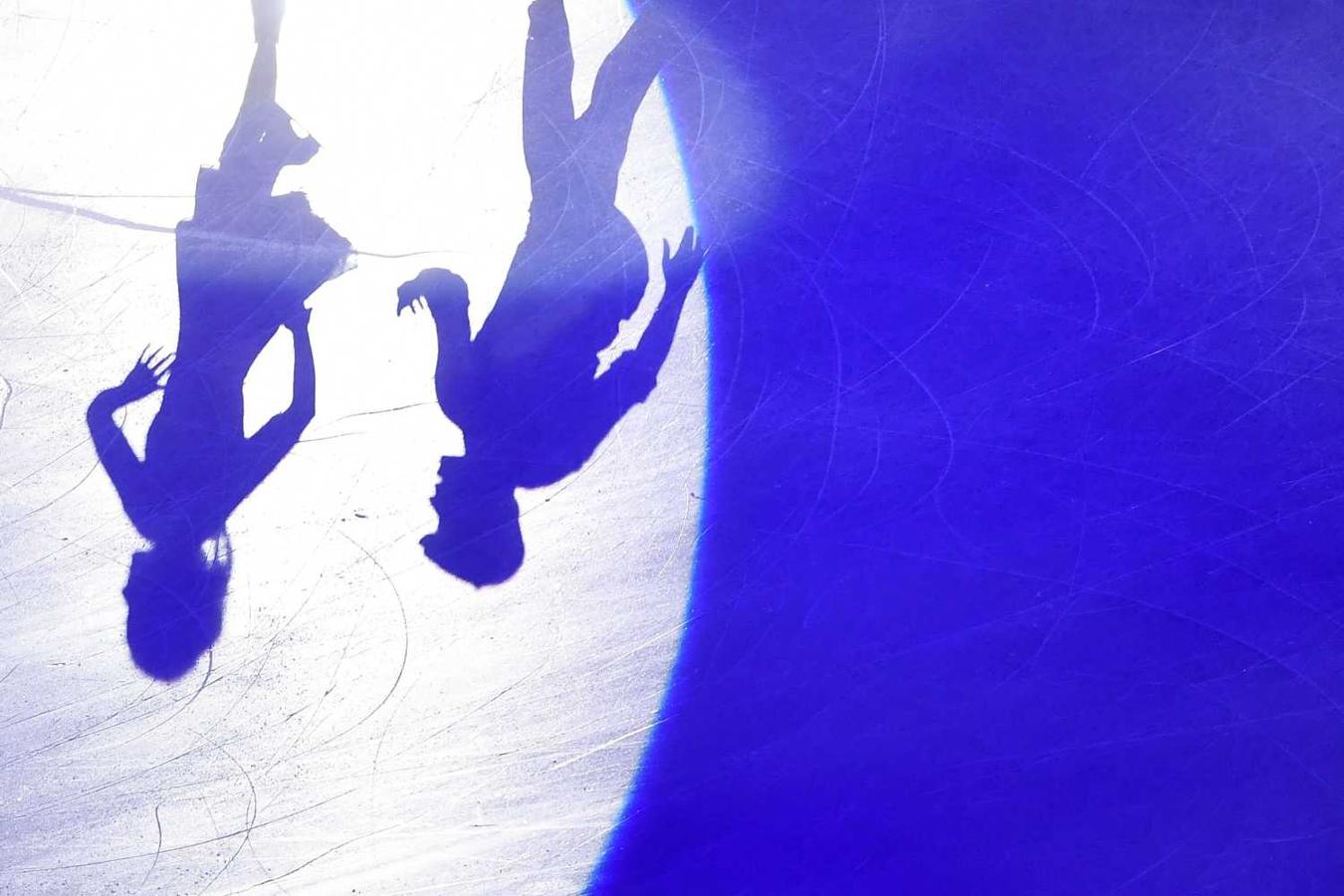 Sombras en la pista de hielo en la ceremonia de inauguración del Gran Premio ISU de patinaje artístico de 2019