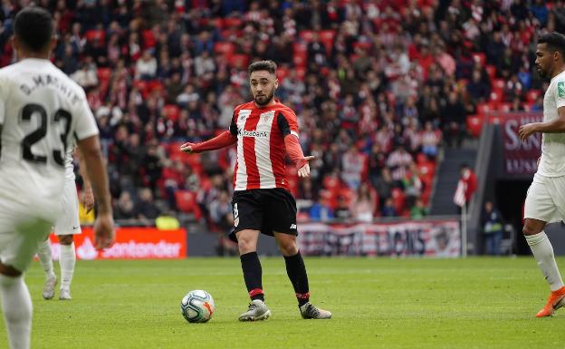 Unai López busca un compañero en la victoria contra el Granada.