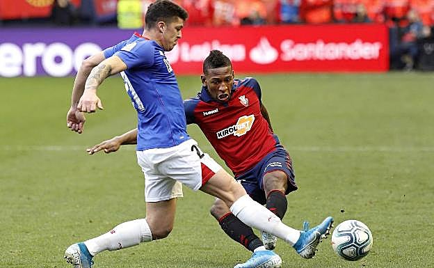 Capa roba la pelota a Estupiñán.