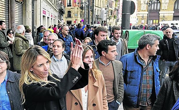 Álvarez de Toledo, acompañada por miembros del PP vasco, fue increapada en la plaza del Arriaga tras el acto de 'Libres e Iguales'.