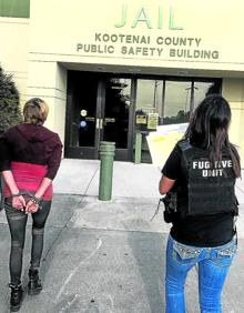 Imagen secundaria 2 - Arriba, una de las últimas 'promociones' de 'agentes de recuperación de fianzas' que han obtenido el certificado en el 'bootcamp' que Gribbles posee en el Estado de Washington, tras un cursillo de 48 horas. A la izquierda, un alumno encañona a otro durante una clase práctica. A la derecha, una agente del equipo de Gribbles conduce a una mujer esposada, acusada de maltratar a su hijo, a un presidio del condado de Kootenia, en Idaho.