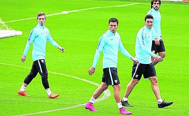 Muniain, De Marcos, Aduriz y Beñat, en una imagen de 2015, son algunos de los más veteranos que, salvo sorpresa, no jugarán en Sevilla.