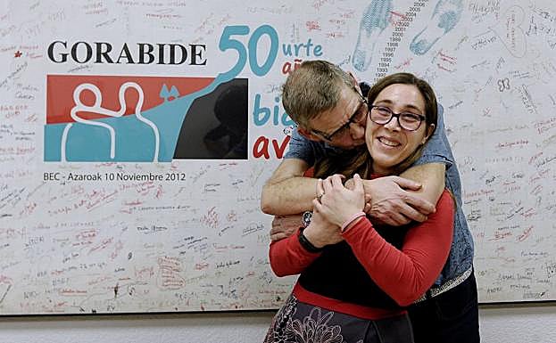 Javier y Begoña posan relajados en las oficinas que Gorabide tiene en Indautxu.