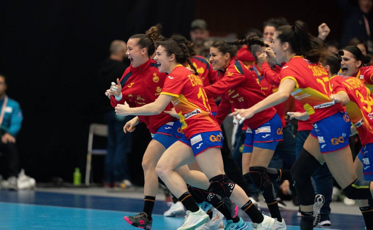 Las jugadoras de España corriendo para celebrar la victoria con la que cerraban la fase de grupos. 