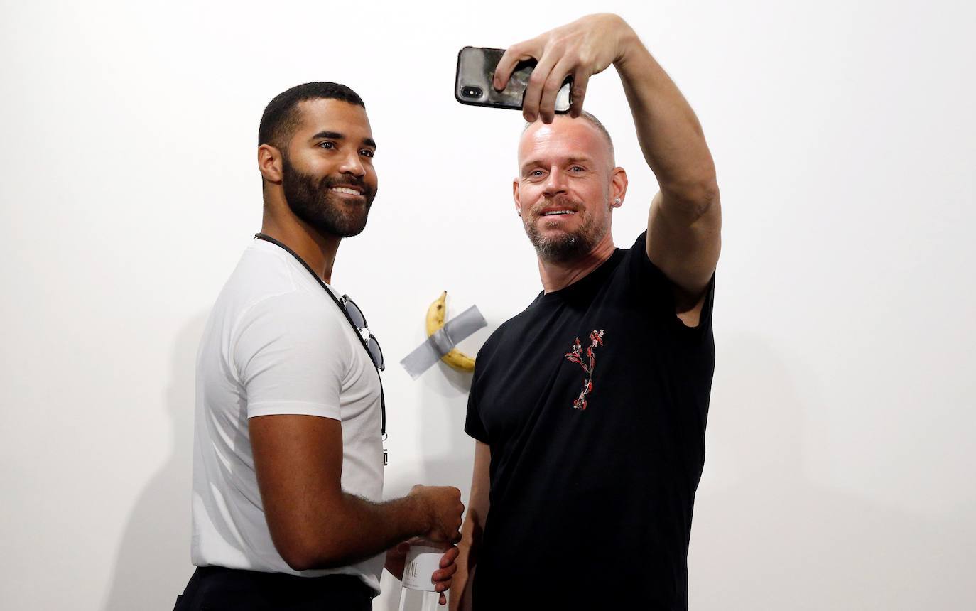 Numerosas personas quisieron fotografiarse con la obra de Maurizio Cattelan y que ha alcanzado el valor de 120.000 dólares en el mercado