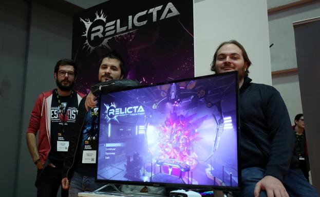 Los creadores de 'Relicta', un juego que dará mucho de que pensar. 