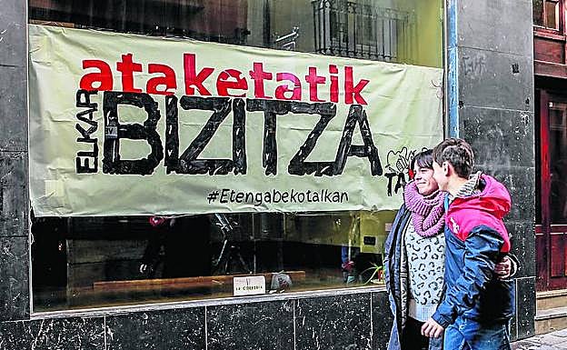 El colectivo feminista Talka vuelve a 'okupar' un local en el Casco Viejo