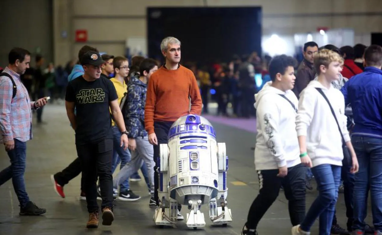 R2-D2 se pasea por un Fun&Serious de otra galaxia