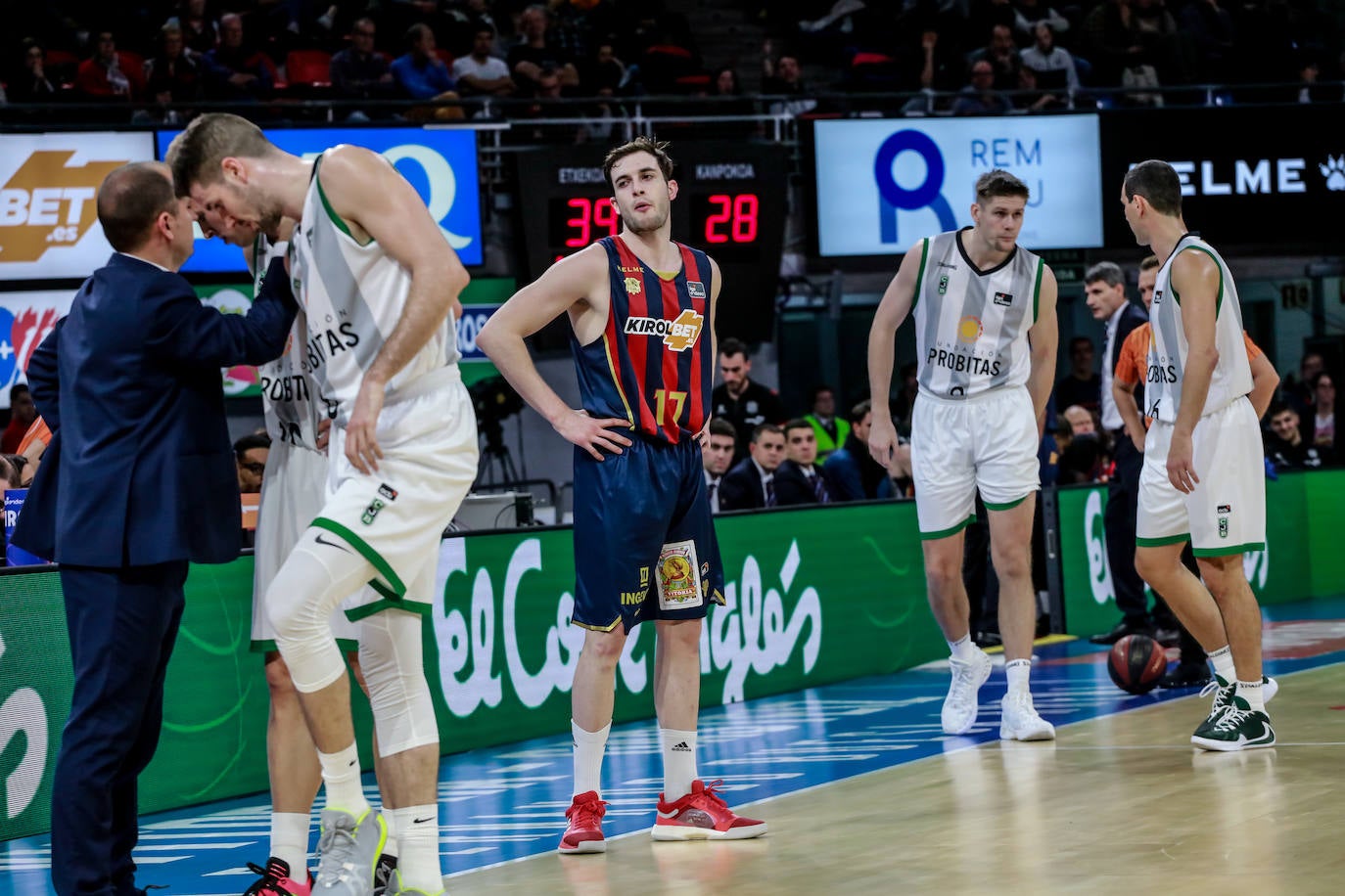 Fotos: LAs mejores imágenes del Baskonia - Joventut de la Liga Endesa 2019