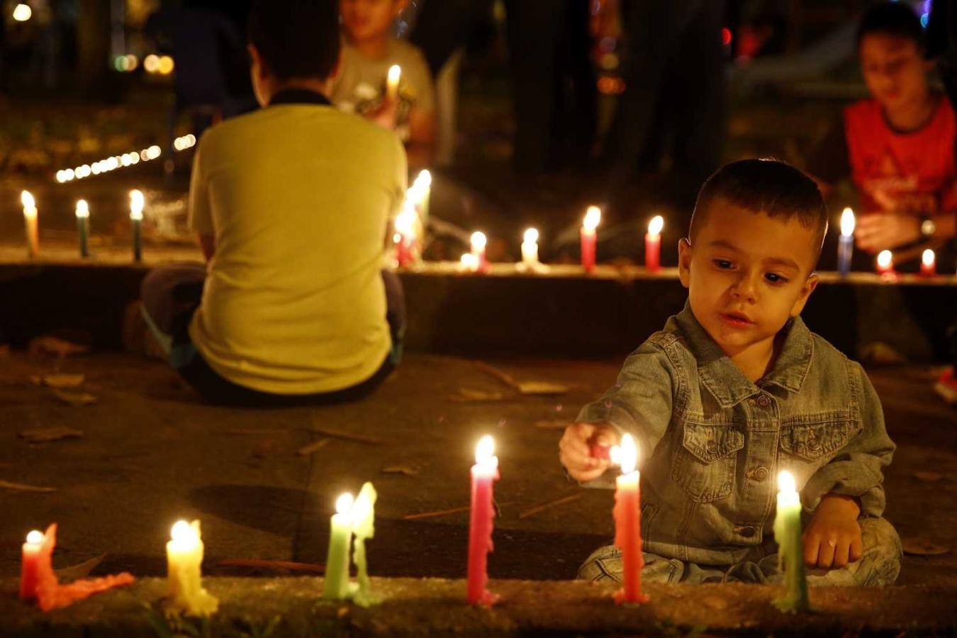 Un niño durante la tradicional noche de las velitas, que marca el inicio de la Navidad, en Medellín (Colombia)