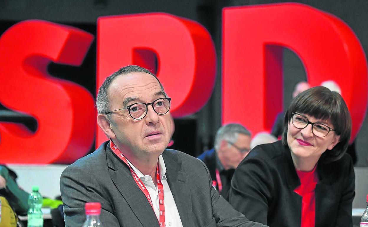 Los líderes de SPD, Saskia Esken y Norbert Walter-Borjans, en un congreso del partido en Berlín.