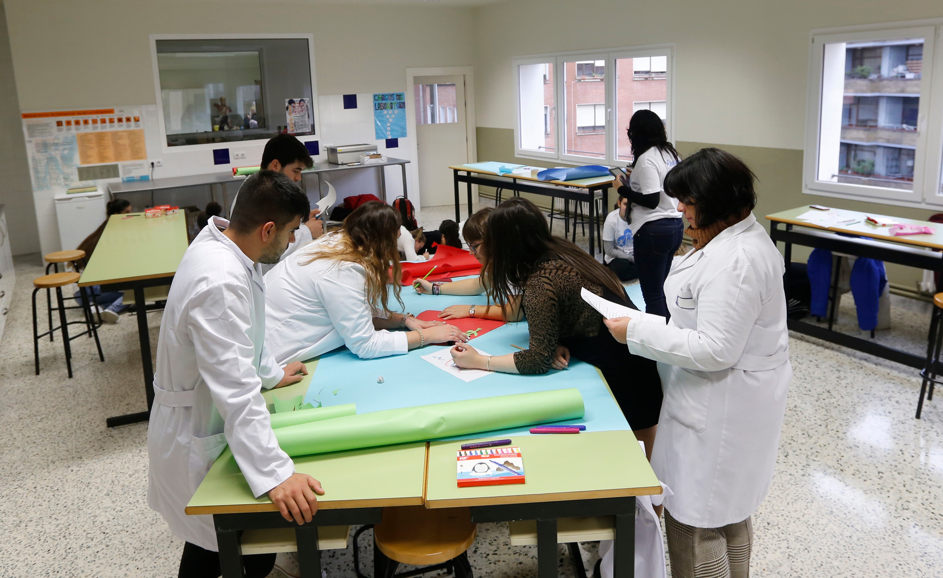 Los alumnos del centro realizaron diferentes actividades durante el acto de celebración.