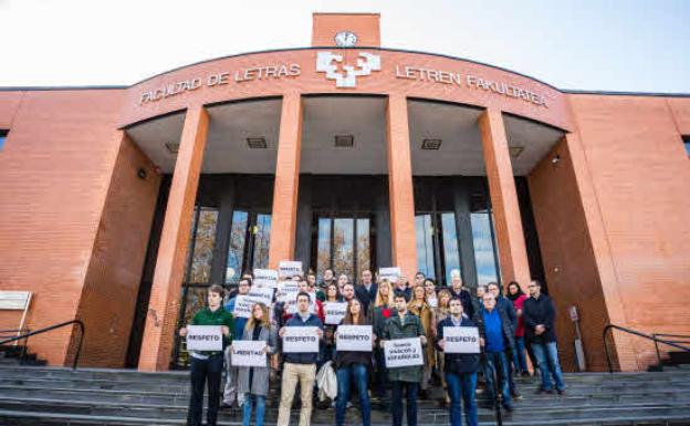 Alonso y las juventudes del PP vasco se concentraron frente al campus de Álava para denunciar la agresión a un estudiante. 