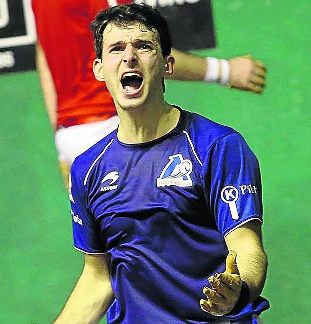 Altuna III celebra con rabia la consecución de un tanto. 