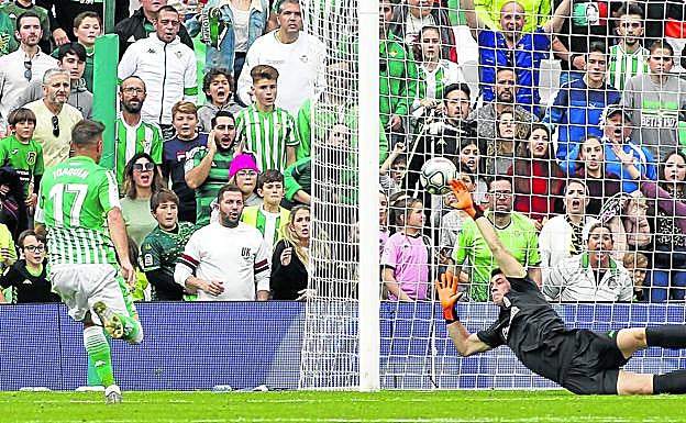 Gran parada de Unai Simón que evitó en ell tiempo de descuento el cuarto gol de Joaquín.