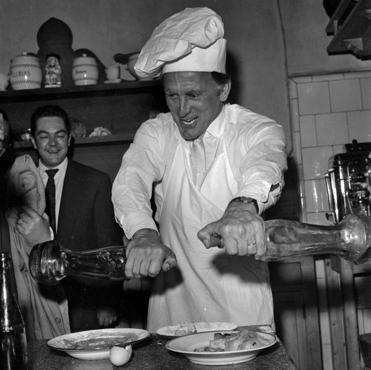 Kirk Douglas en la cocina de la sociedad gastronómica Gaztelubide (Kutxateka.eus).