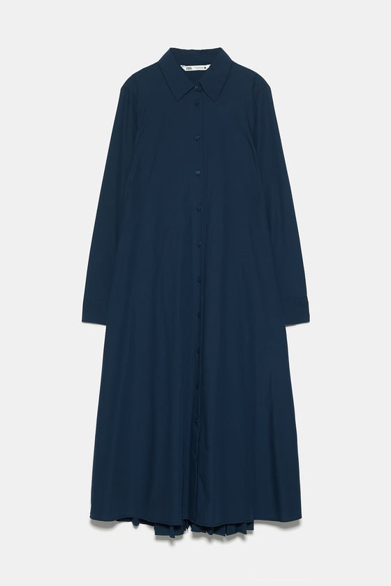 Vestido camisero con acabado plisado en la parte trasera, de Zara (39,95 euros).