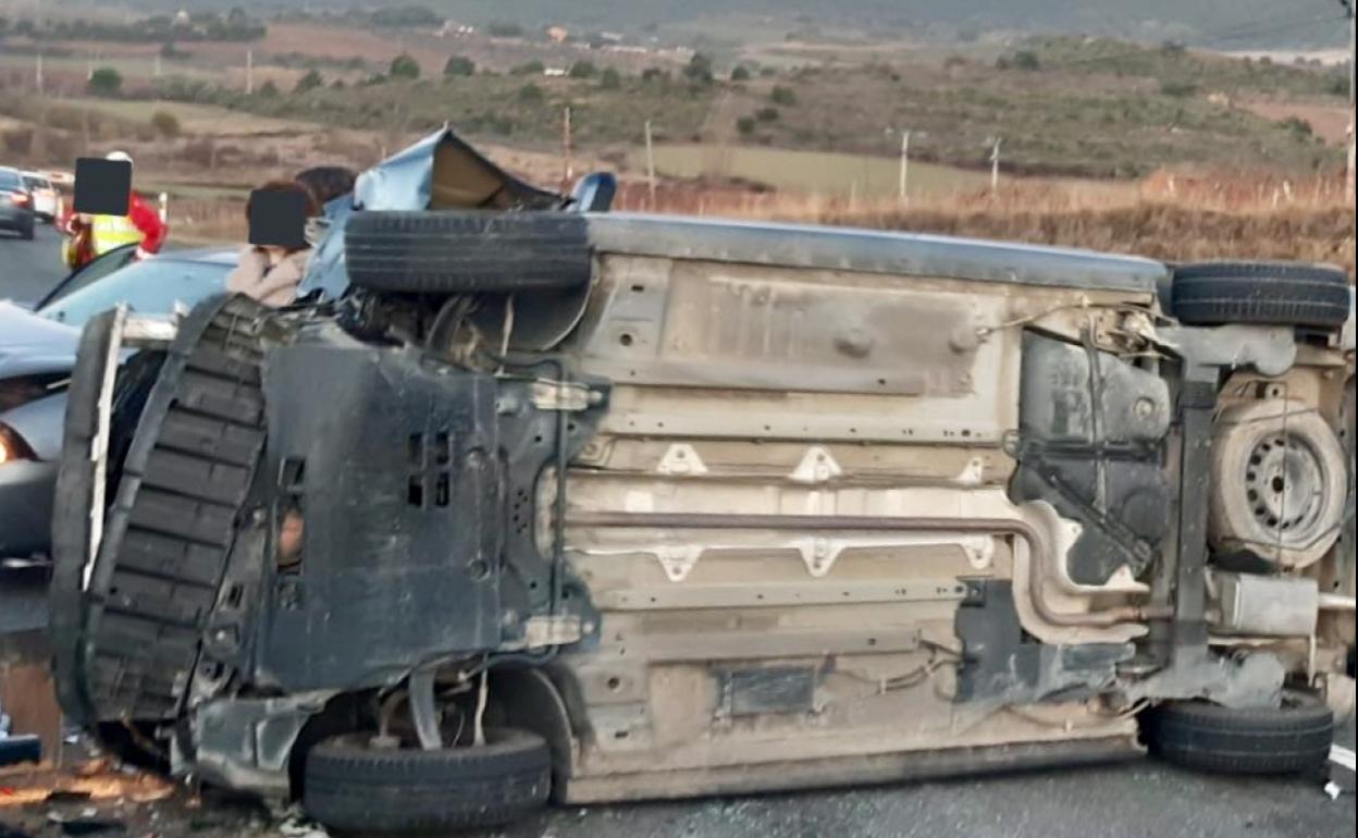 Uno de los vehículos implicados en el accidente de Leza ha volcado.
