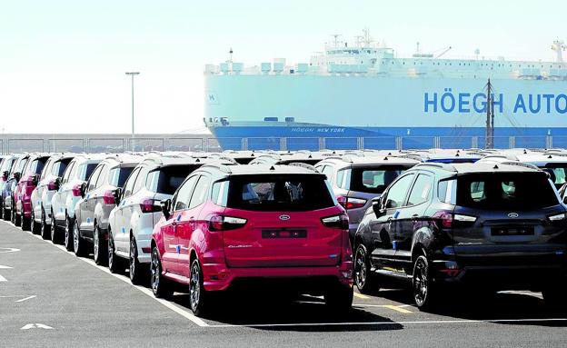 Vehículos fabricados por Ford a la espera de ser embarcados en el puerto de Valencia. 